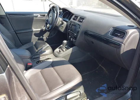 2016 Volkswagen Jetta 1.8T Sel z USA, uszkodzony, nr VIN 3VWL17AJ6GM228440